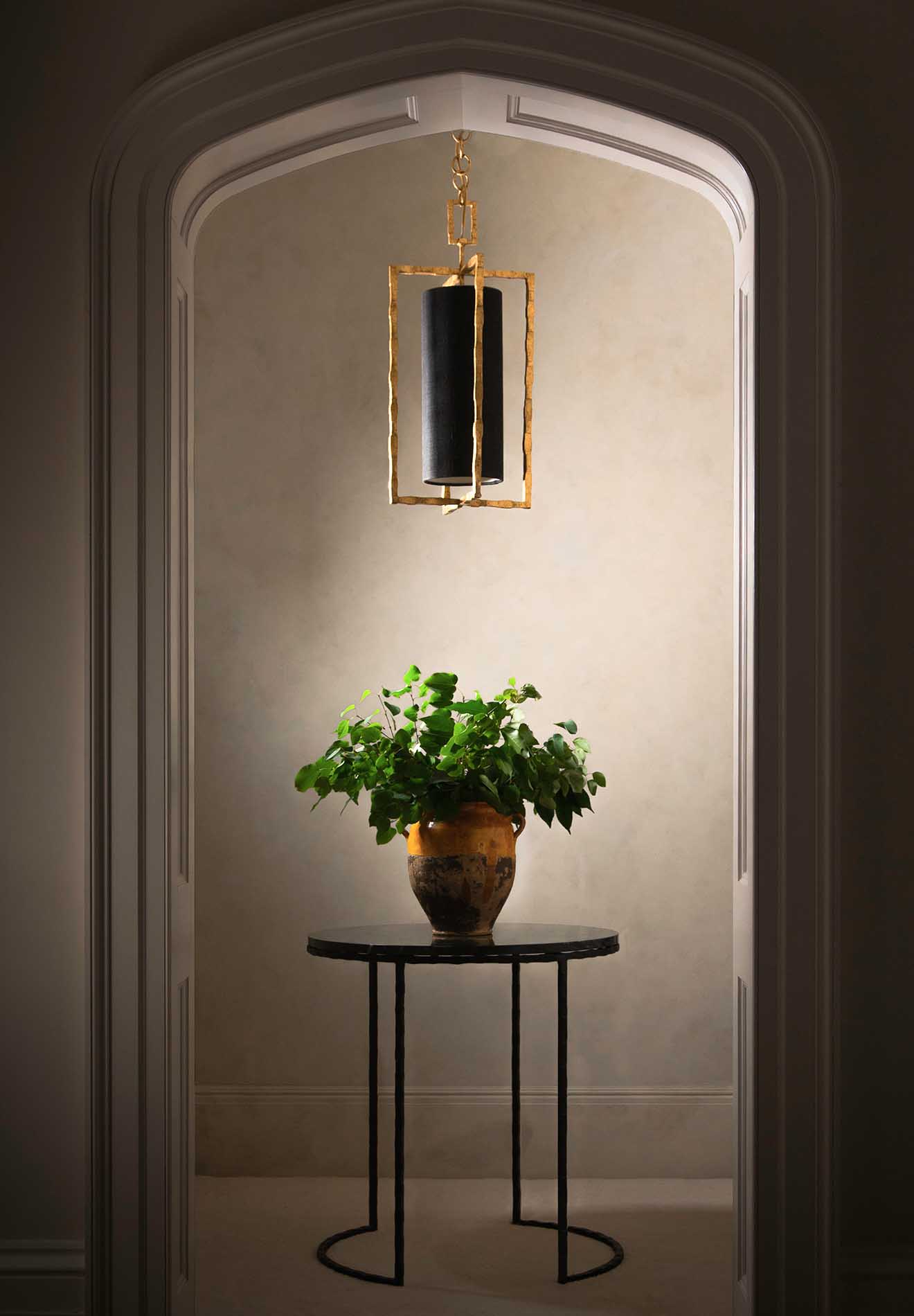 Giacometti Pendant in Gold with Carbon Linen, Giacometti Centre table in Carbon with Verde Fantastico top